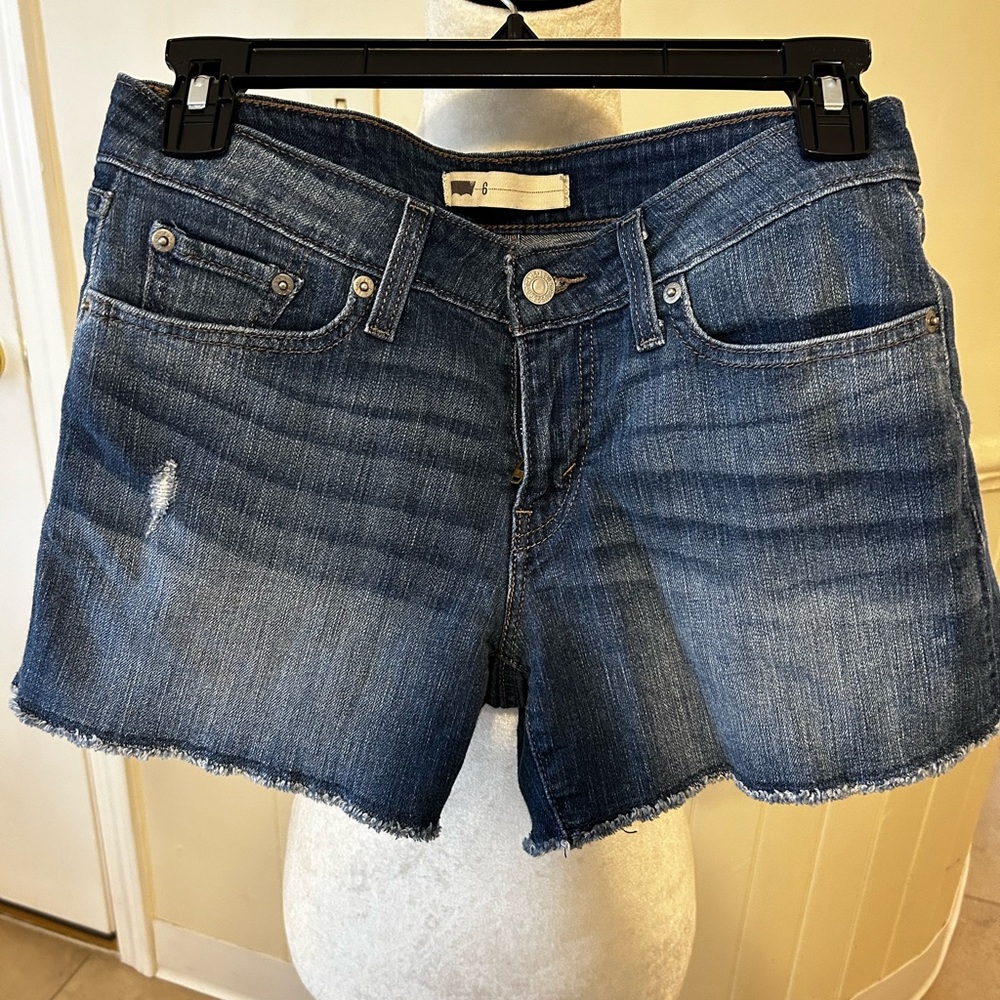 Levi’s Mid-Rise Cutoff Denim Shorts- Medium/Dark Wash Size 6